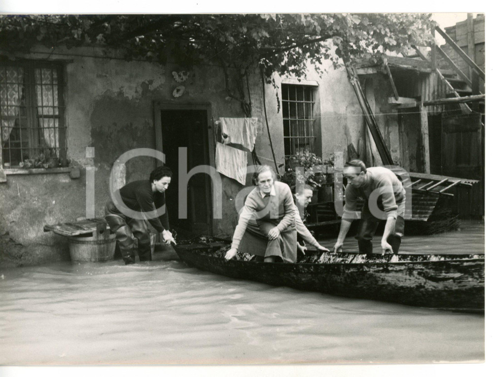 1955 ca LODI VECCHIO Soccorsi agli alluvionati delle campagne *Foto ARTISTICA
