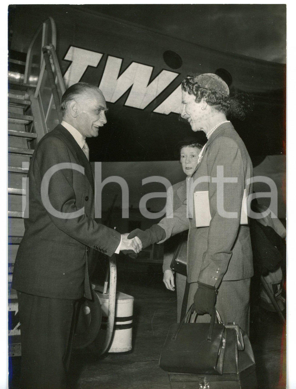1953 ROMA CIAMPINO Ex regina madre Elena di ROMANIA *Fotografia 13x18 cm Fotografia d'epoca con didascalia coeva al verso. CONDIZIONI: GFORMATO: 13x18 cm     originale e autentica 1