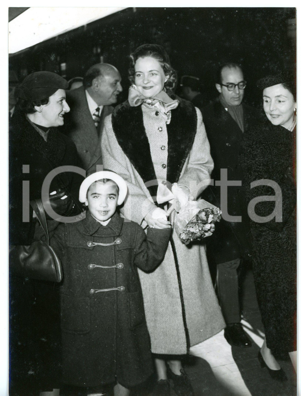 1956 ROMA TERMINI Regina Géraldine di ALBANIA con bouquet di fiori *Foto