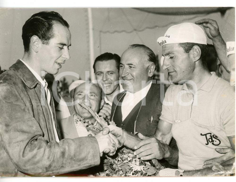 1954 TOUR DE SUISSE CICLISMO Hugo KOBLET con il vincitore Pasquale FORNARA *Foto