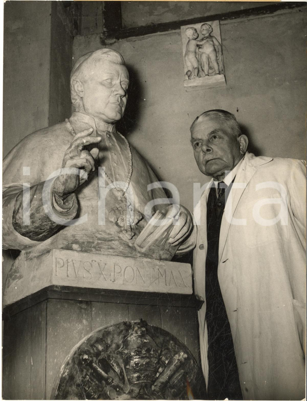 1954 BERLIN Josef LIMBURG with his bust of the pope Pius X *Photo 15x20 cm