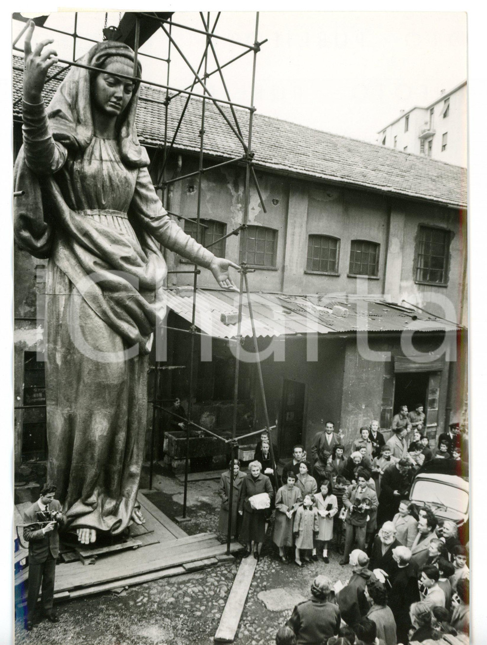 1954 MILANO Folla circonda la colossale Madonna in rame di Arrigo MINERBI *Foto