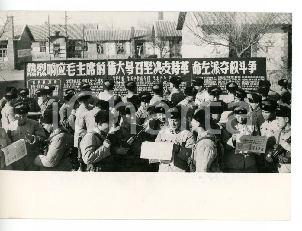 1967 SHENYANG (CINA) Militari PLA studiano il pensiero di MAO TSE TUNG *Foto