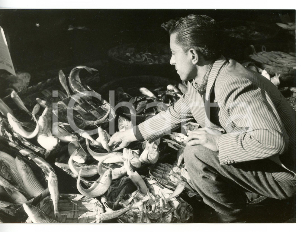 1955 ca NAPOLI Venditore ambulante sistema le cassette di pesce *Foto 18x13 cm