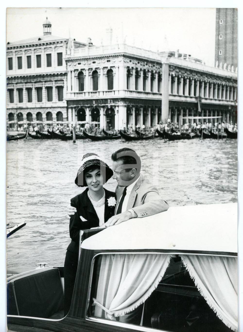 1959 MOSTRA DEL CINEMA DI VENEZIA Gina LOLLOBRIGIDA e Milko SKOFIC in motoscafo