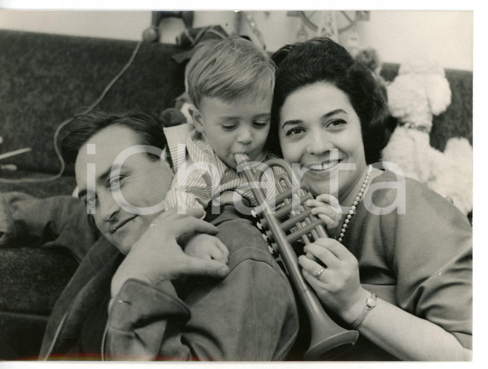 1962 MILANO LIRICA Figlio di Fiorenza COSSOTTO e Ivo VINCO gioca con trombetta