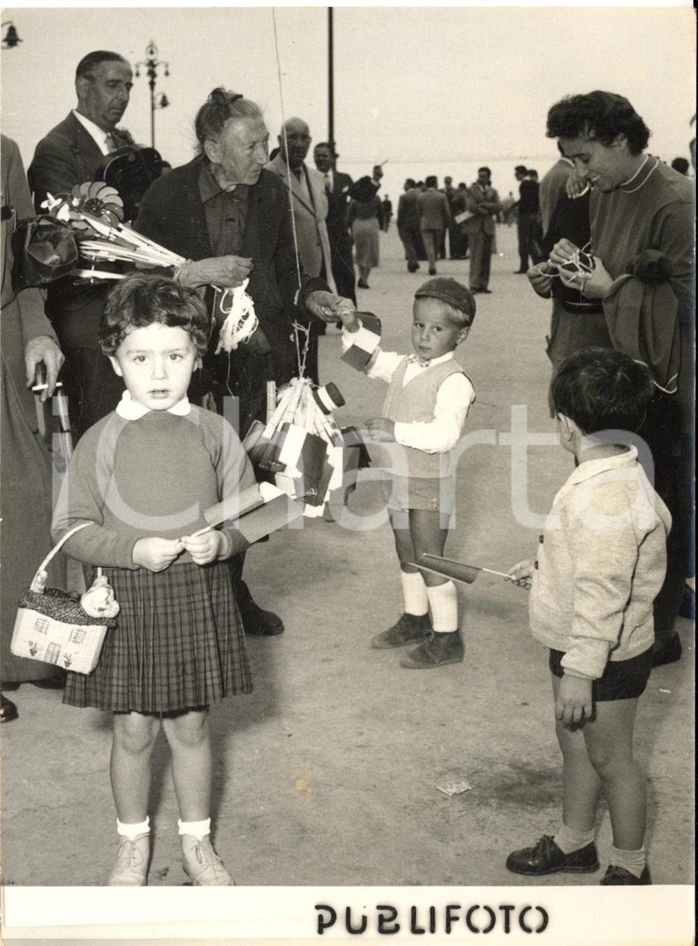 1954 TRIESTE ITALIANA Vendita di bandierine tricolore per i festeggiamenti *Foto