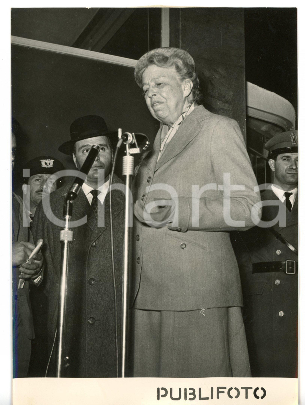1955 ROMA CIAMPINO Eleanor ROOSEVELT rilascia dichiarazioni ai giornalisti *Foto