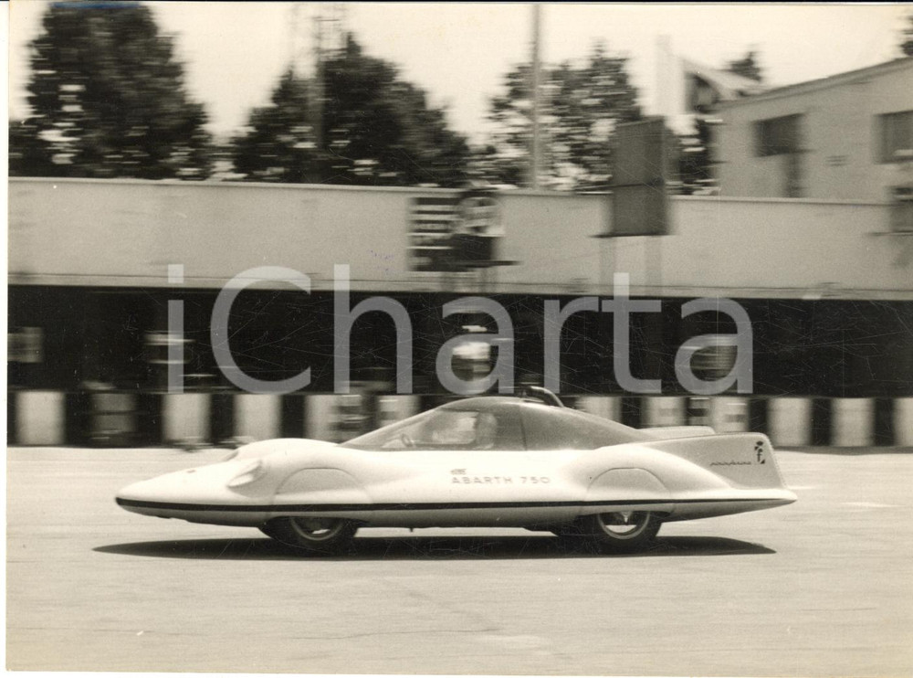 1957 MONZA AUTOMOBILISMO Prove di velocitÃ  su ABARTH 750 PININFARINA *Foto 18x13 Fotografia d'epoca con didascalia coeva.  CONDIZIONI: FAIR (lievi impressioni)FORMATO: 18x13 cm     originale e autentica 1