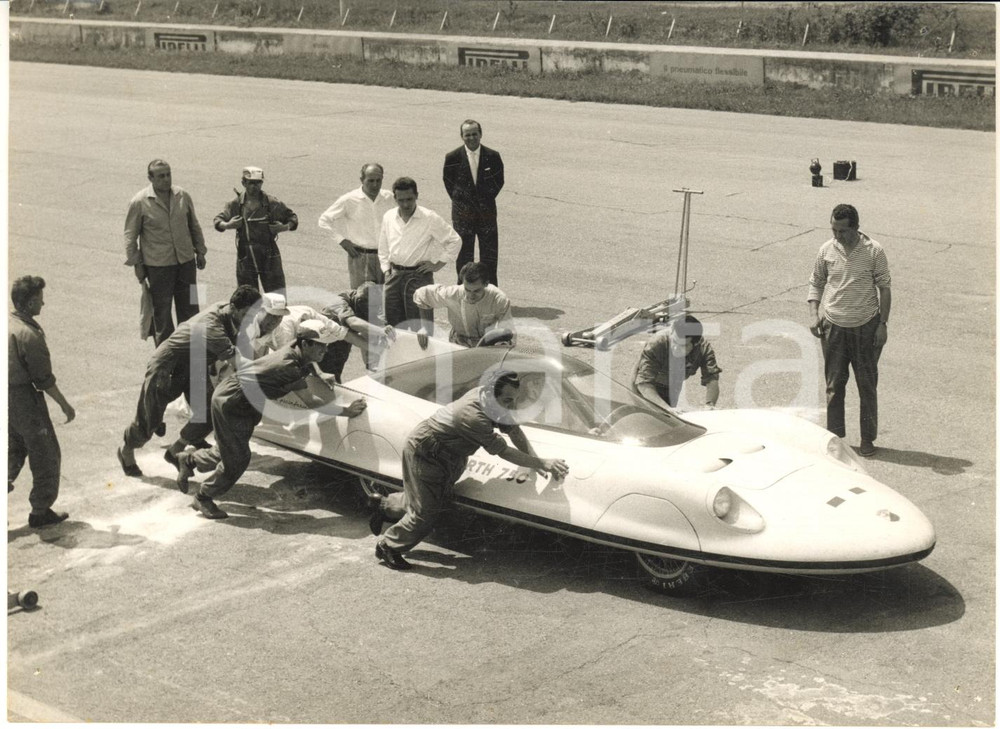1957 MONZA AUTOMOBILISMO Partenza per prove di velocitÃ  ABARTH 750 *Foto 18x13 Fotografia d'epoca con didascalia coeva.  CONDIZIONI: poor (fori di affissione agli angoli)FORMATO: 18x13 cm      originale e autentica 1