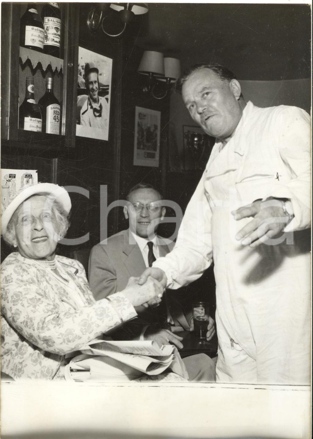 1959 PARIS Imprenditore Billy BUTLIN con Mme BLERIOT dopo la gara LONDON-PARIS