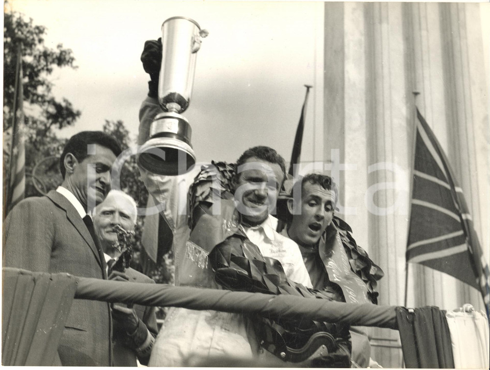 1968 AUTOMOBILISMO 1000 KM DI MONZA Vincitori Paul HAWKINS David HOBBS *Foto Fotografia d'epoca con didascalia coeva.  CONDIZIONI: G FORMATO: 24x18 cm     originale e autentica 1