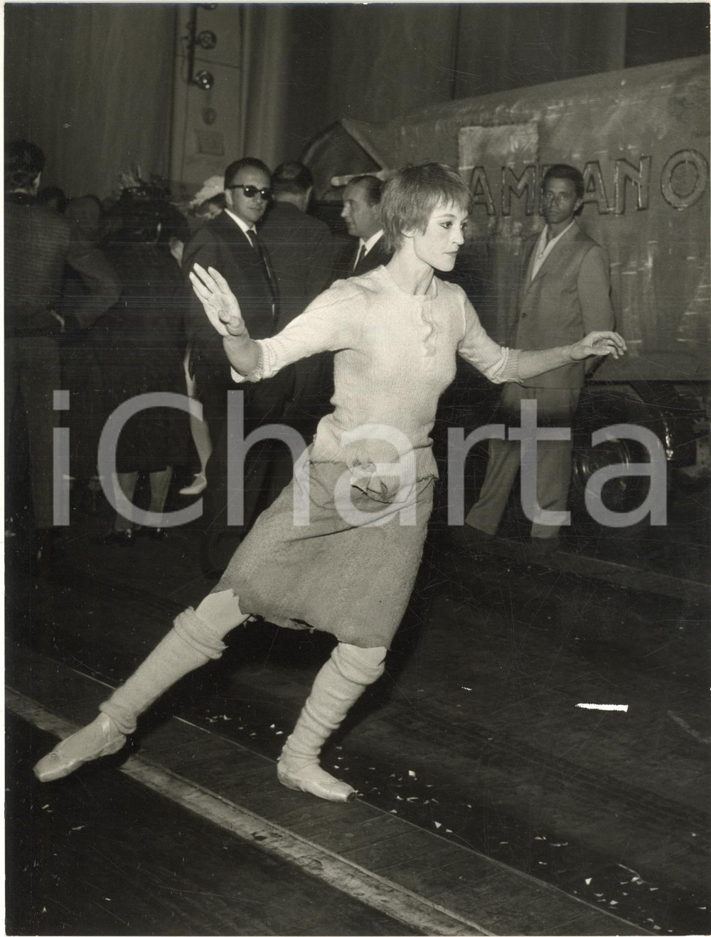 1967 MILANO Teatro alla Scala - Carla FRACCI nel balletto "La strada" Foto 18x24 Fotografia d'epoca con didascalia coeva al verso, che mostra Carla Fracci nel balletto tratto dall'omonimo film di Federico Fellini.  CONDIZIONI: G FORMATO: 18x24 cm     originale e autentica 1