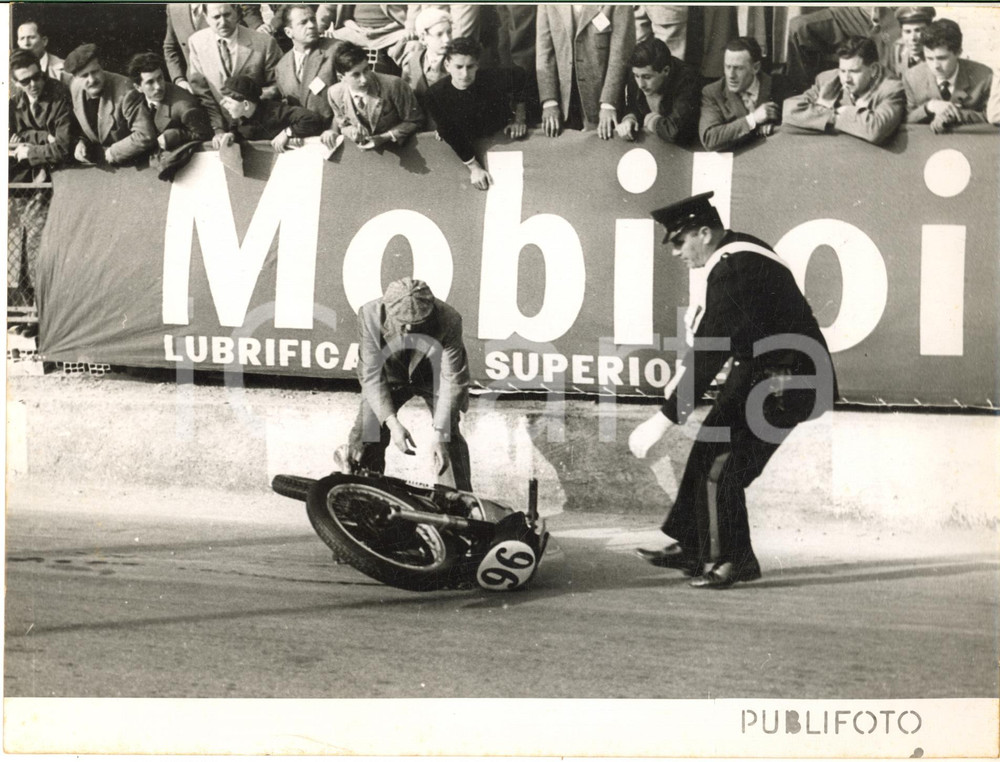 1955 OSPEDALETTI MOTOCICLISMO Recupero moto di Aldo BRINI *Foto 24x18 cm Fotografia d'epoca con didascalia coeva.  CONDIZIONI: G (ma piegatura al margine inferiore)FORMATO: 24x18 cm     originale e autentica 1
