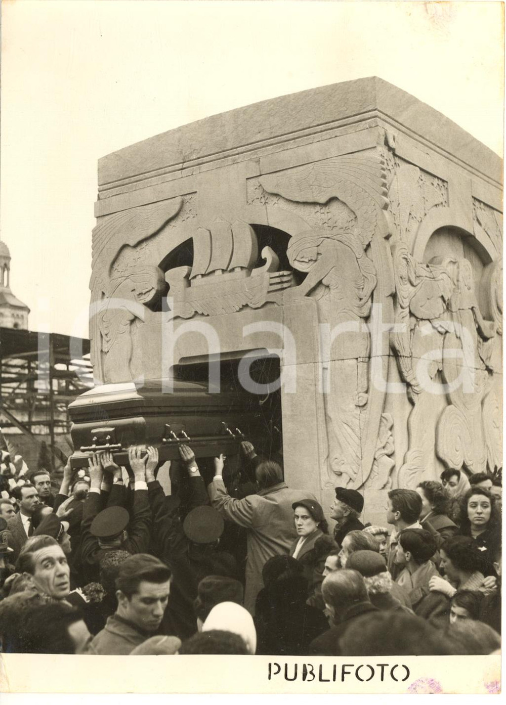 1957 MILANO Funerali di Arturo TOSCANINI - La bara al Cimitero Monumentale *Foto