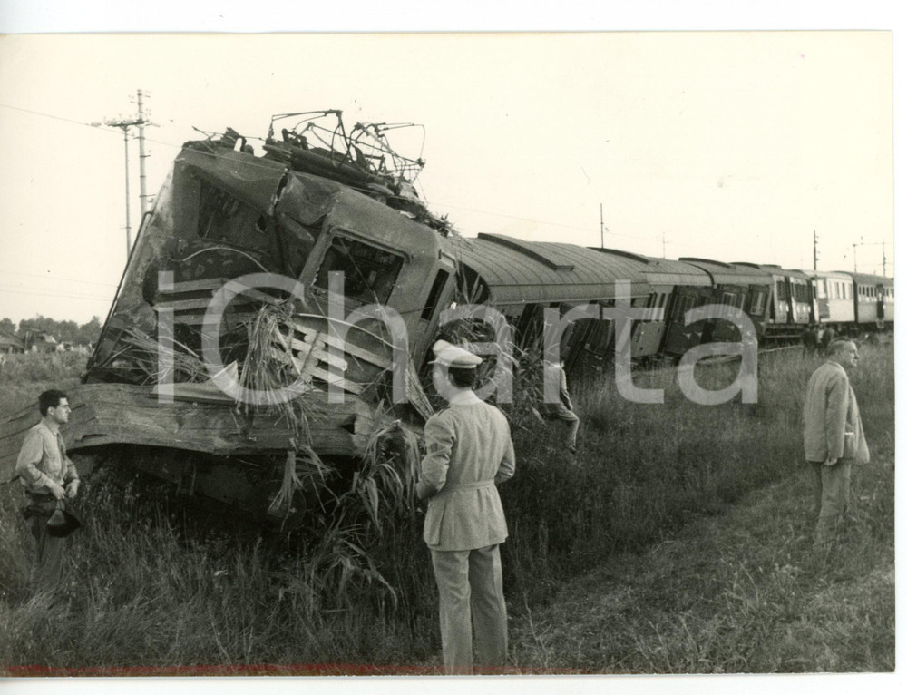 1958 ROMA FIUMICINO Treno deragliato nelle campagne - Sopralluogo della Polizia 