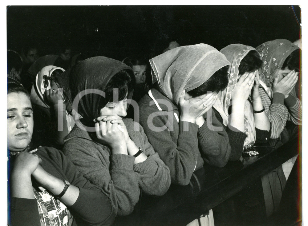 1963 SOTTO IL MONTE (BG) Fedeli alla notizia della morte di Papa GIOVANNI XXIII