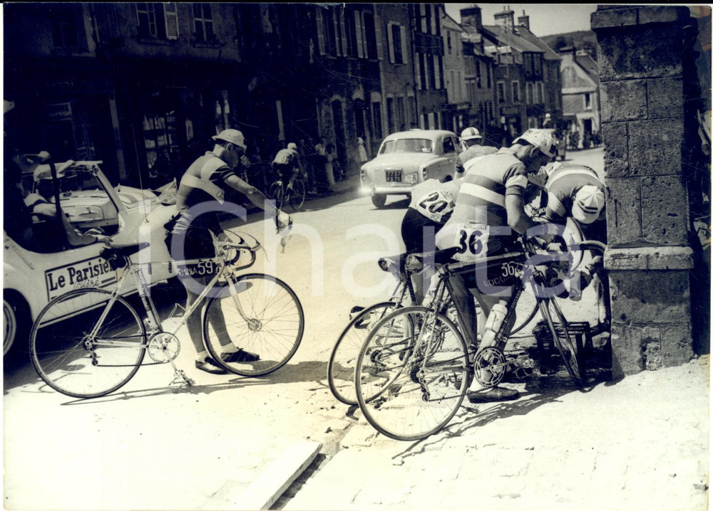 1957 CICLISMO TOUR DE FRANCE Atleti si rinfrescano a una fontana - Foto 18x13