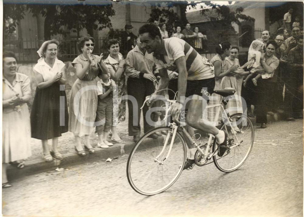 1956 TOUR DE FRANCE Roger HASSENFORDER applaudito dalle spettatrici *Foto 18x13