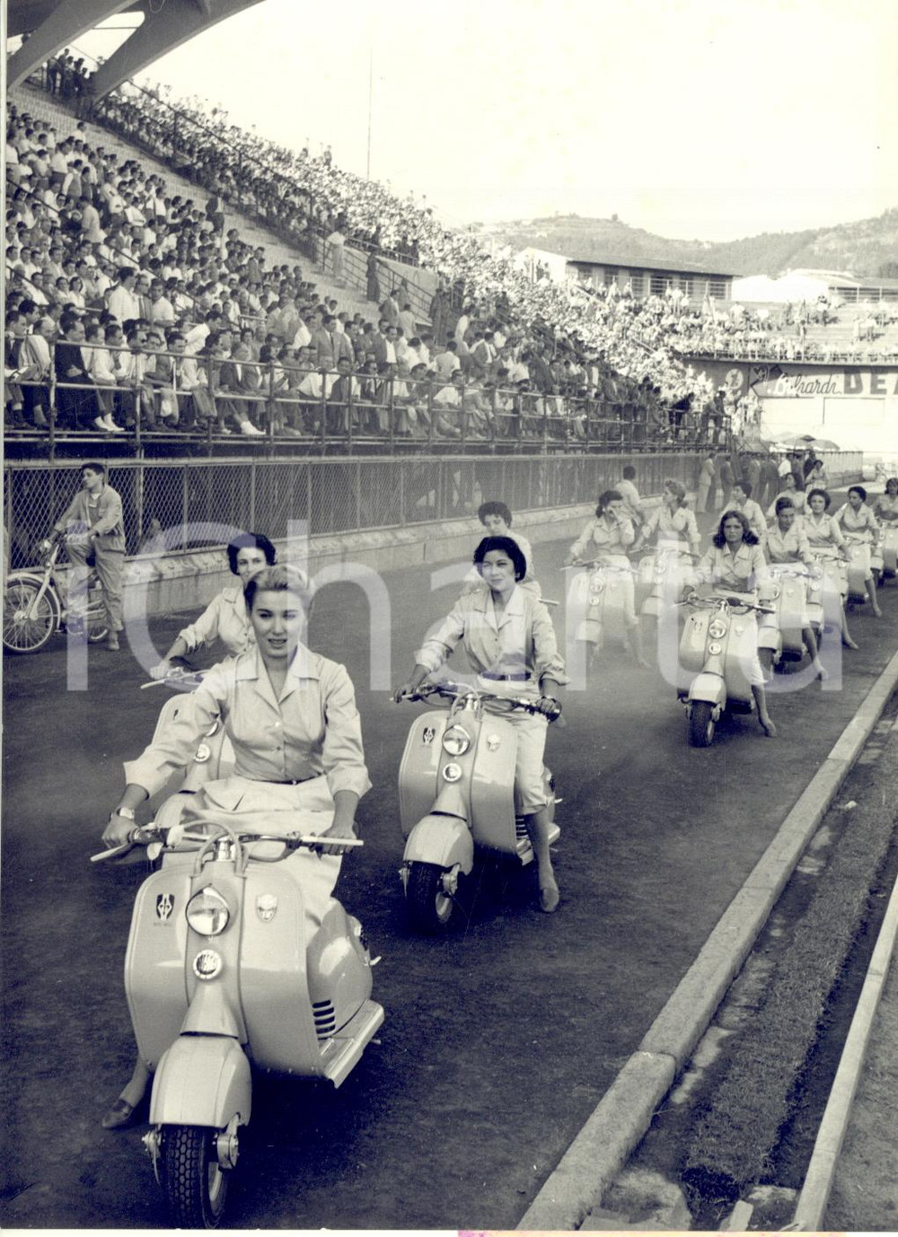 1956 FIRENZE Edy CAMPAGNOLI guida sfilata LAMBRETTA per FIORENTINA-MILAN *Foto