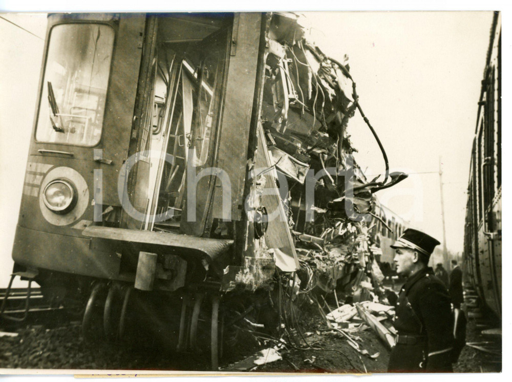 1957 DISASTRO FERROVIARIO A BRUXELLES Poliziotto guarda i resti del treno *Foto
