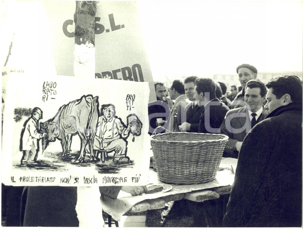 1965 MILANO Sciopero RIZZOLI "Il proletariato non si lascia mungere" Foto 24x18 Fotografia d'epoca con didascalia coeva.  CONDIZIONI: G (ma piccola piegatura al margine superiore) FORMATO: 24x18  cm    originale e autentica 1
