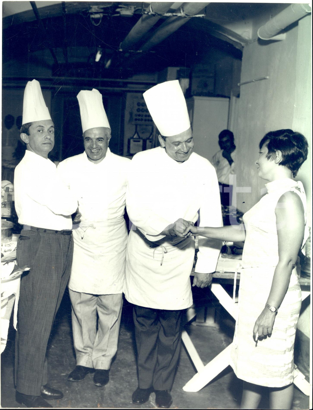 1965 SALICE TERME Bice VALORI e Paolo PANELLI con il cuoco Rocco RATTO *Foto