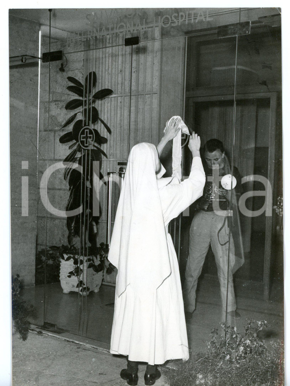 1957 ROMA Salvator Mundi - Suora rende omaggio al figlio di Gina LOLLOBRIGIDA