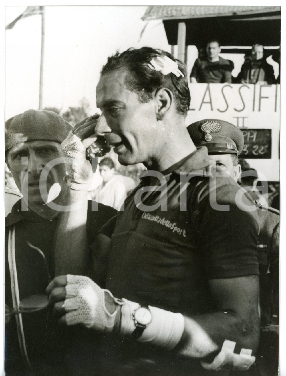 1955 ca GIRO D'ITALIA - CICLISMO Hugo KOBLET ferito alla testa dopo una caduta 