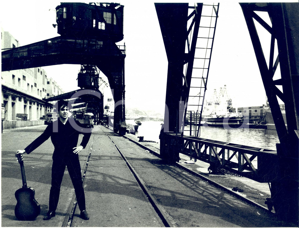 1966 GENOVA Cantautore Umberto NAPOLITANO al porto ^Foto ARTISTICA 24x18 cm
