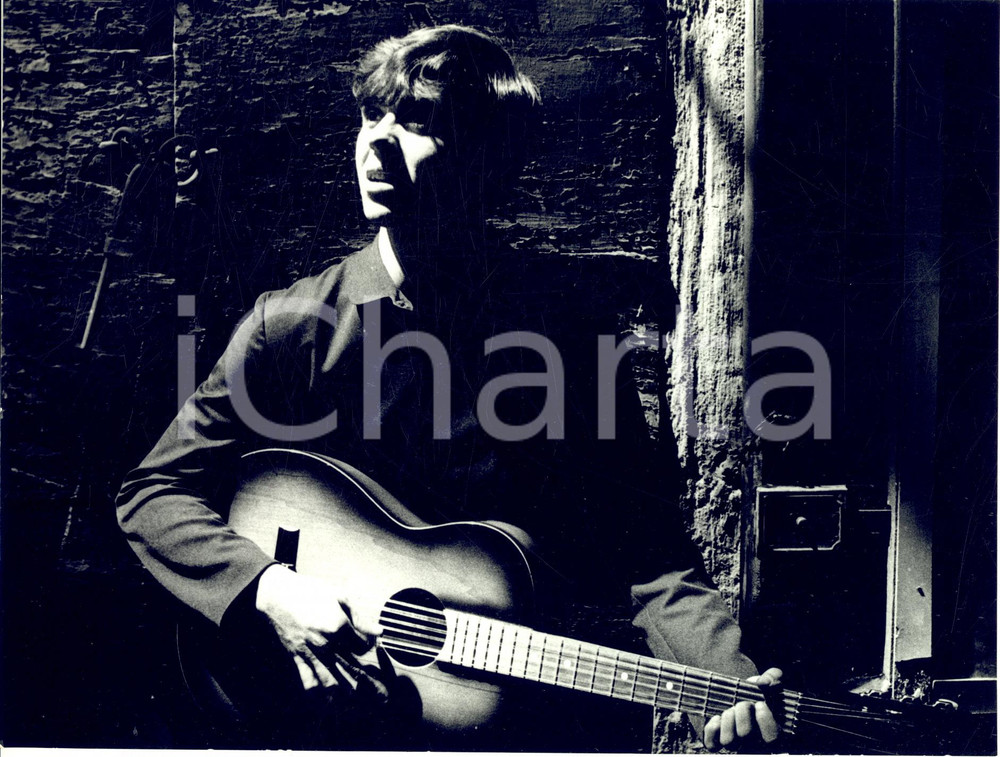 1966 GENOVA Cantautore Umberto NAPOLITANO suona nei caruggi  *Foto ARTISTICA