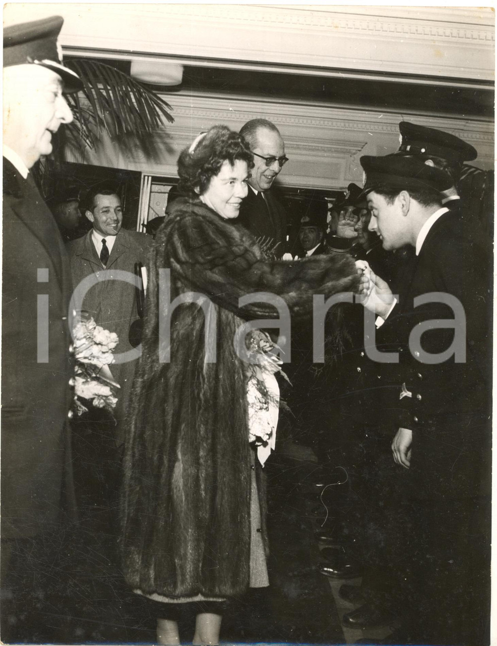1955 GENOVA Re Paolo e Federica di Grecia si imbarcano sulla "Queen Frederica"