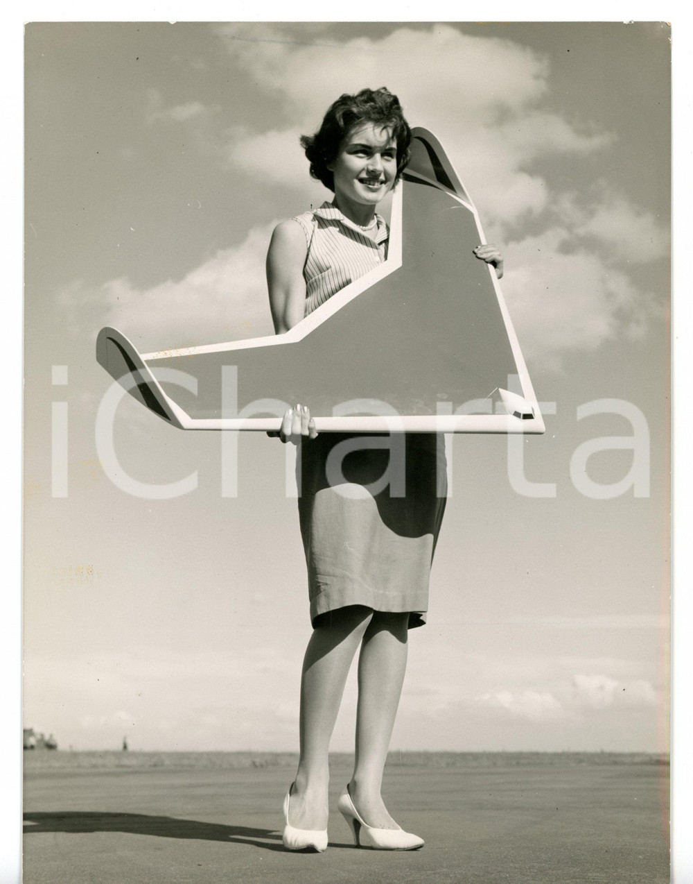 1960 AERONAUTICA Hostess con modellino aereo HANDLEY PAGE 117 *Foto 15x20 cm