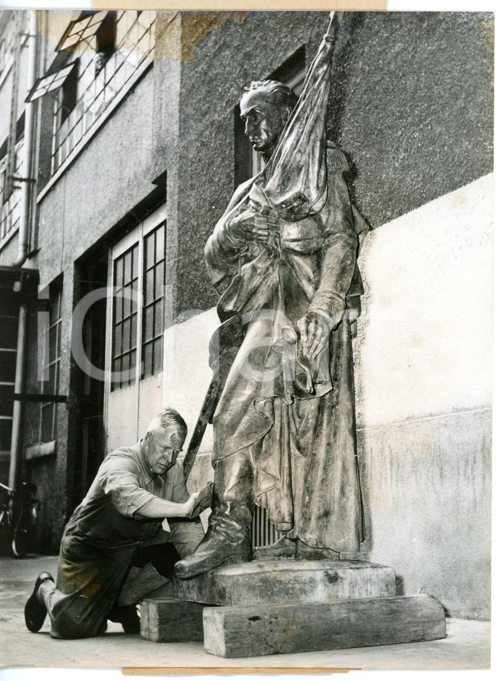 1953 MUNICH Royal brass foundry - Statue of SimÃ³n BOLIVAR - Fotografia 15x20 cm Fotografia d'epoca con didascalia coeva al verso. CONDIZIONI: FAIR (alone al margine superiore)FORMATO: 15x20 cm      originale e autentica 1