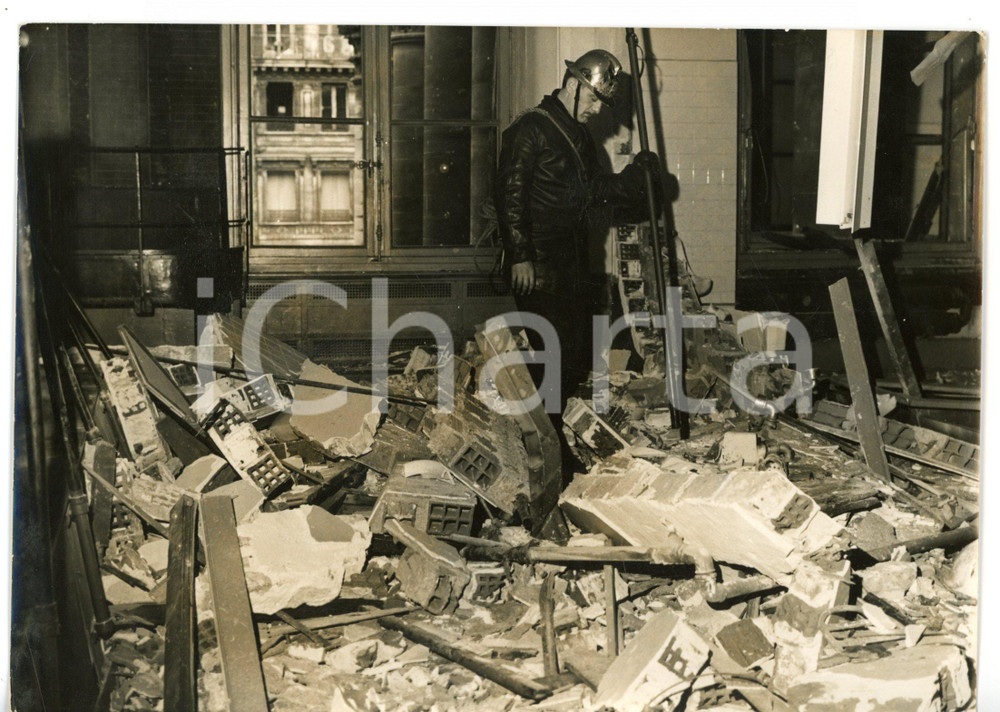 1961 ATTENTATO ALLA BORSA DI PARIGI Pompiere tra le macerie dell'esplosione