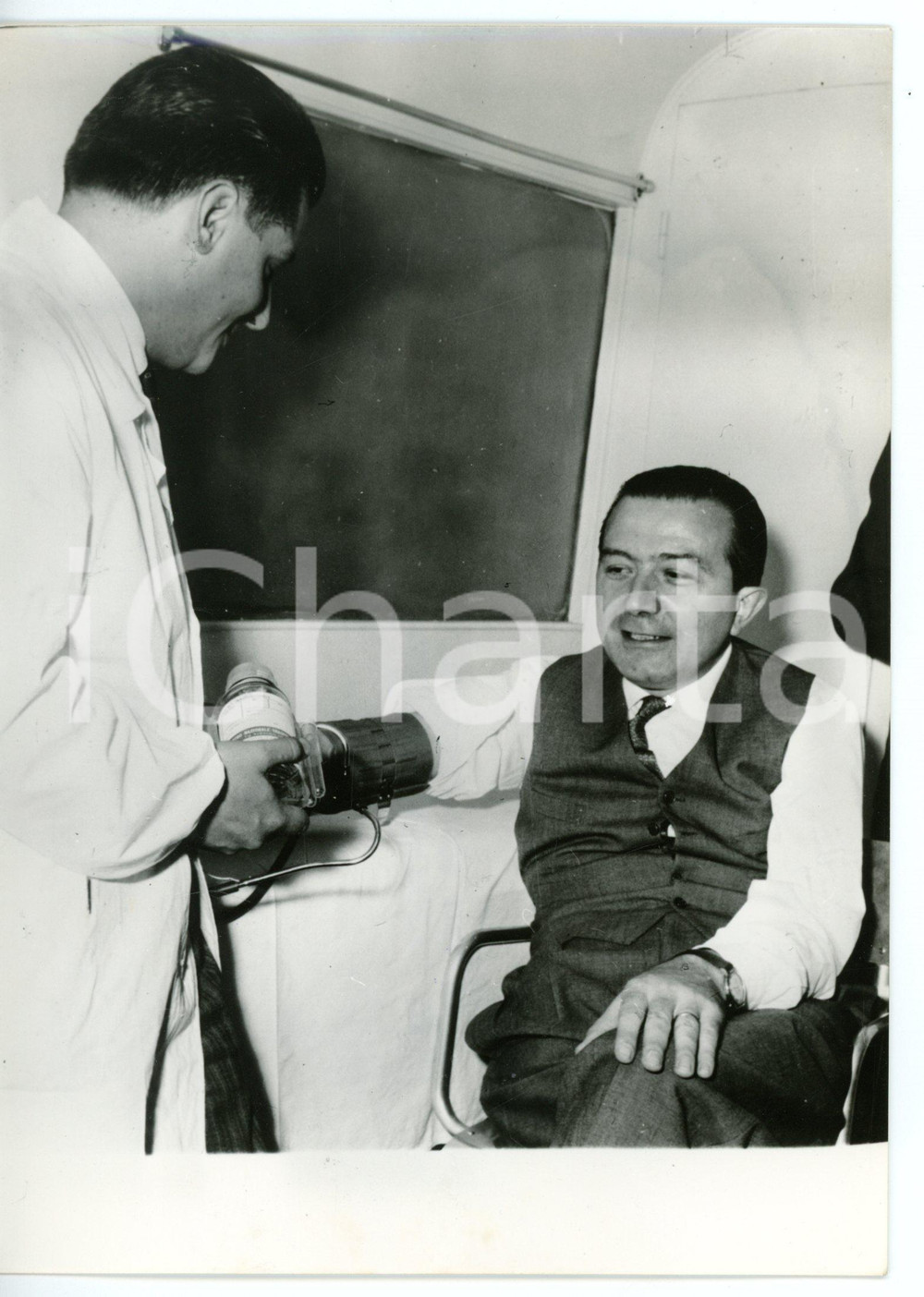 1962 ROMA Giulio ANDREOTTI dona il sangue su autoemoteca CRI *Foto 13x18 cm