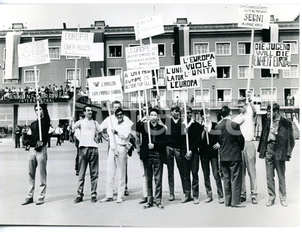 1963 MONACO DI BAVIERA Gruppo Studentesco Europeo con cartelli pro EUROPA UNITA