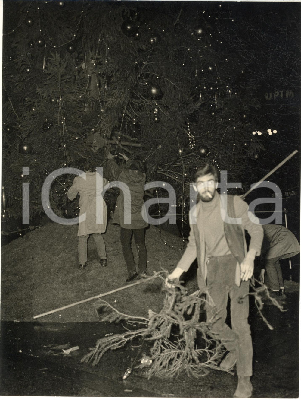1968 MILANO PIAZZA DUOMO Contestazione studentesca *Attacco all'albero di Natale