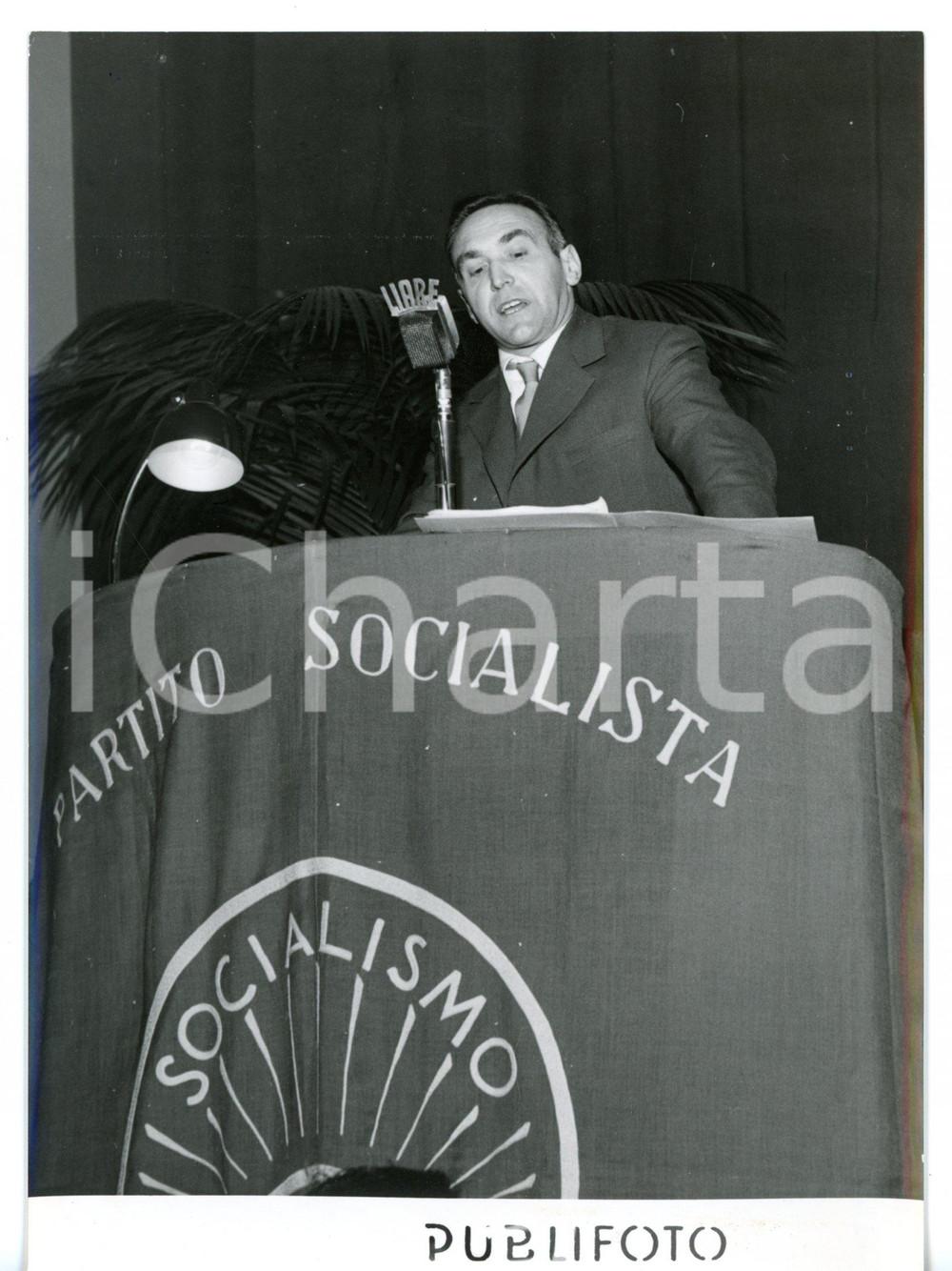 1956 MILANO Congresso PSDI - Corrado BONFANTINI al banco degli oratori *Foto