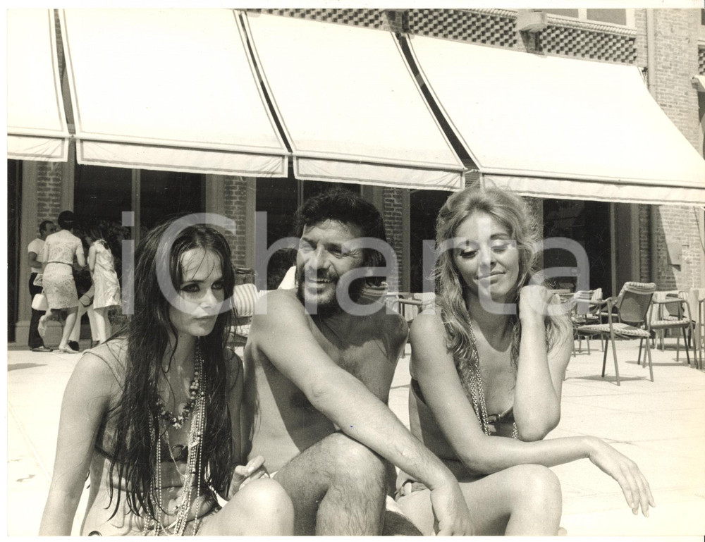 1968 VENEZIA Mostra del Cinema - Attori durante una pausa al Lido *Foto