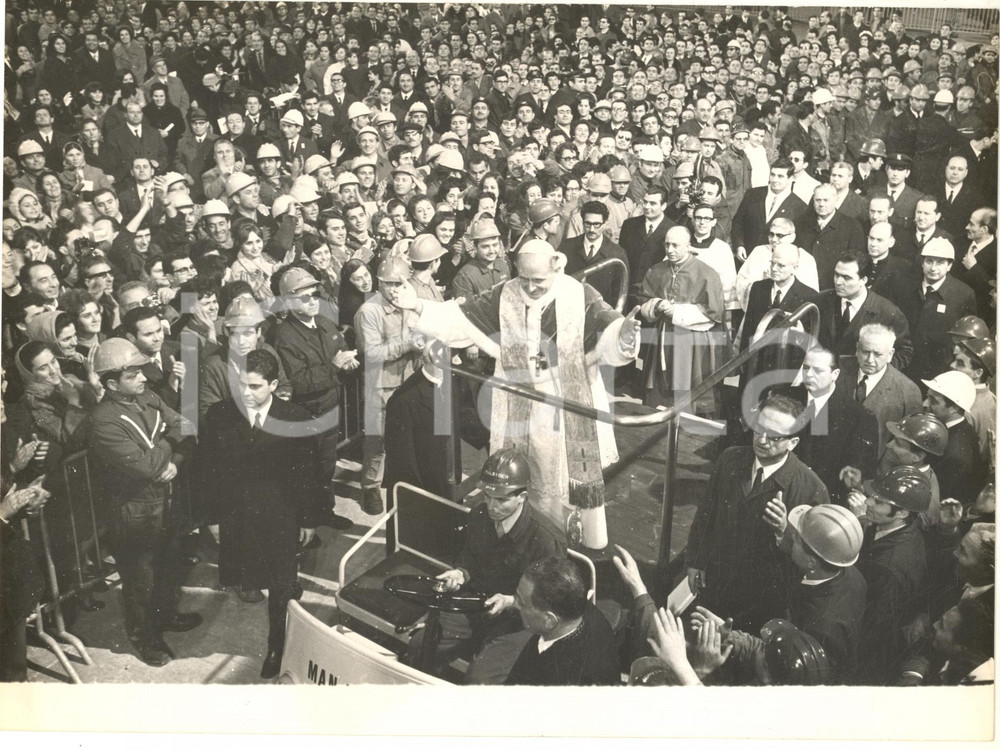 1968 TARANTO Papa Paolo VI celebra Messa di Natale tra gli operai dell'IRI Foto