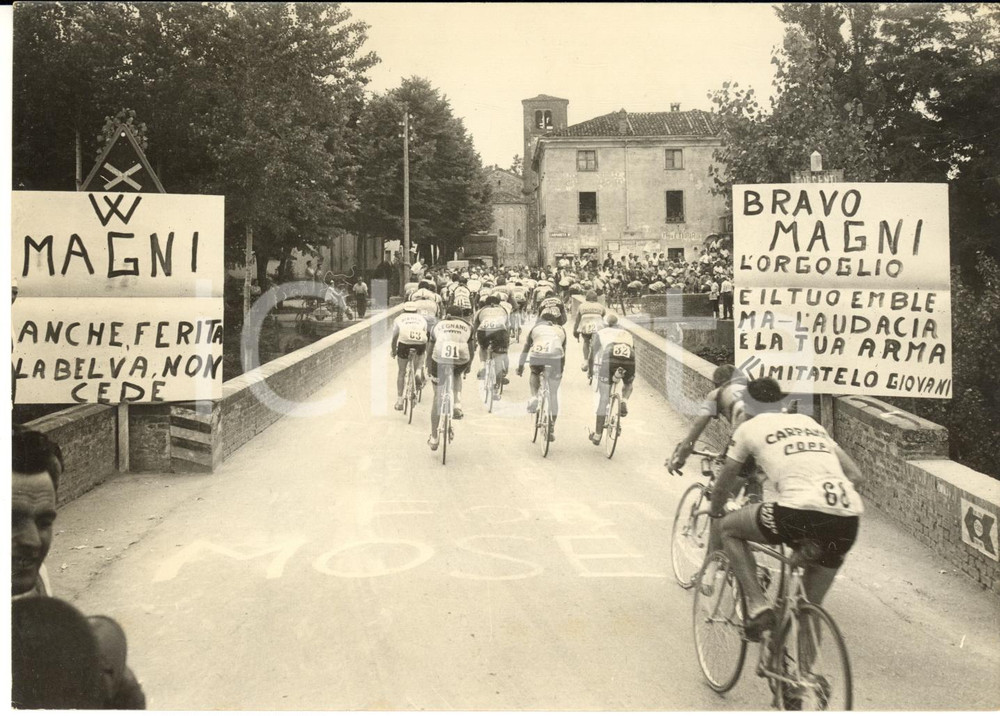 1956 CICLISMO GIRO D'ITALIA Tappa LUCCA-BOLOGNA Cartelli pro Fiorenzo MAGNI Foto Fotografia d'epoca con didascalia coeva. CONDIZIONI: GFORMATO: 18x13 cm      originale e autentica 1