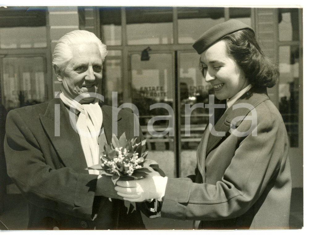 1957 PARIS ORLY Regista teatrale Erwin PISCATOR riceve bouquet da una hostess