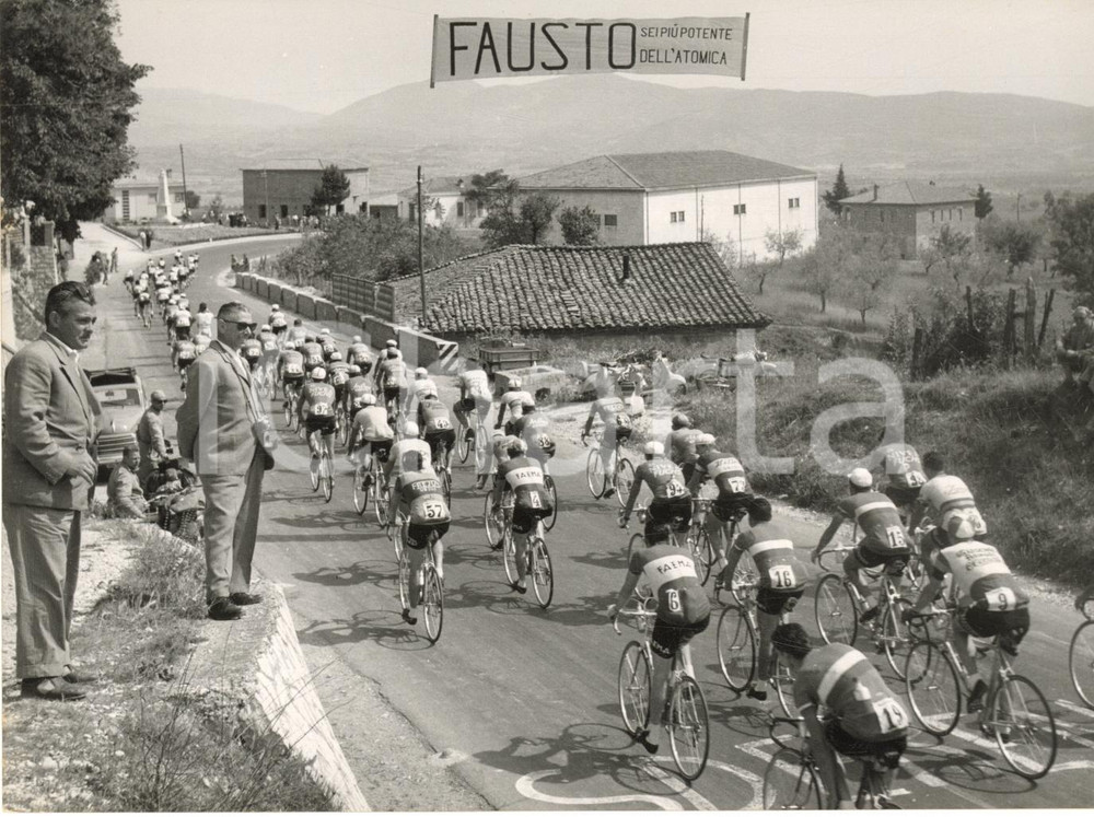 1955 CICLISMO GIRO D'ITALIA Il gruppo nei pressi di TODI - Foto 18x13 cm