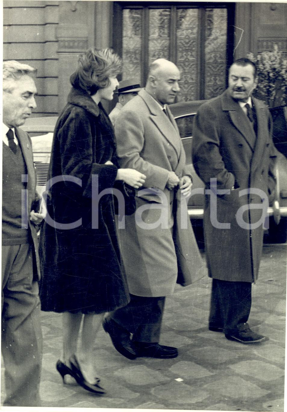 Fotografia d epoca originale 1959 FIRENZE Vittorio MUSSOLINI si reca al tribunale militare con la figlia FOTO 1
