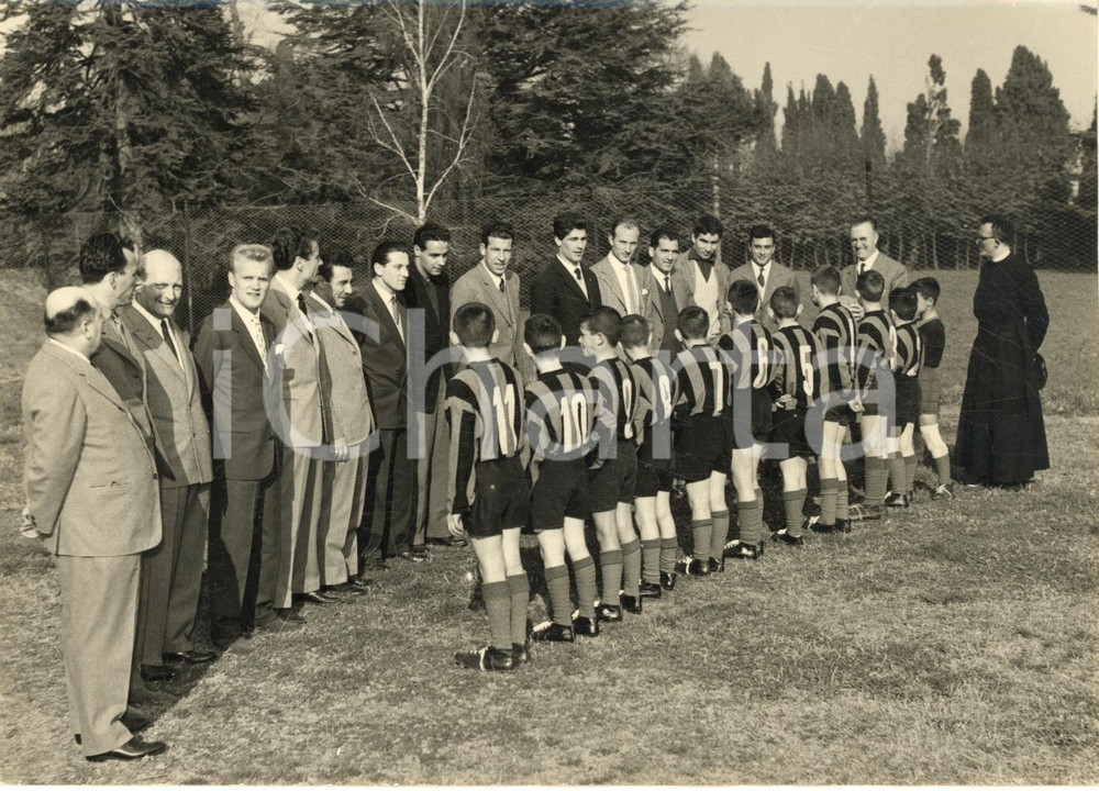 1957 INVERIGO Calciatori INTER portano offerta ai mutilatini di Don Gnocchi FOTO