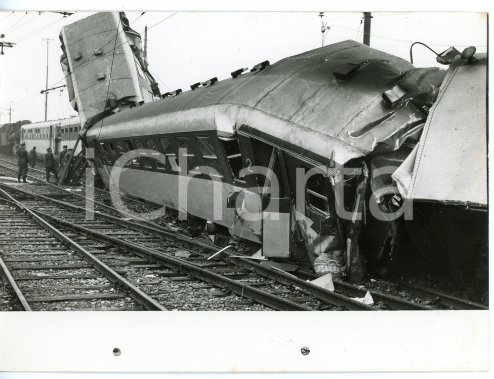 Fotografia d epoca originale 1959 STAZIONE DI SAN GIULIANO PIEMONTE Treno schiantato contro carro merci 1