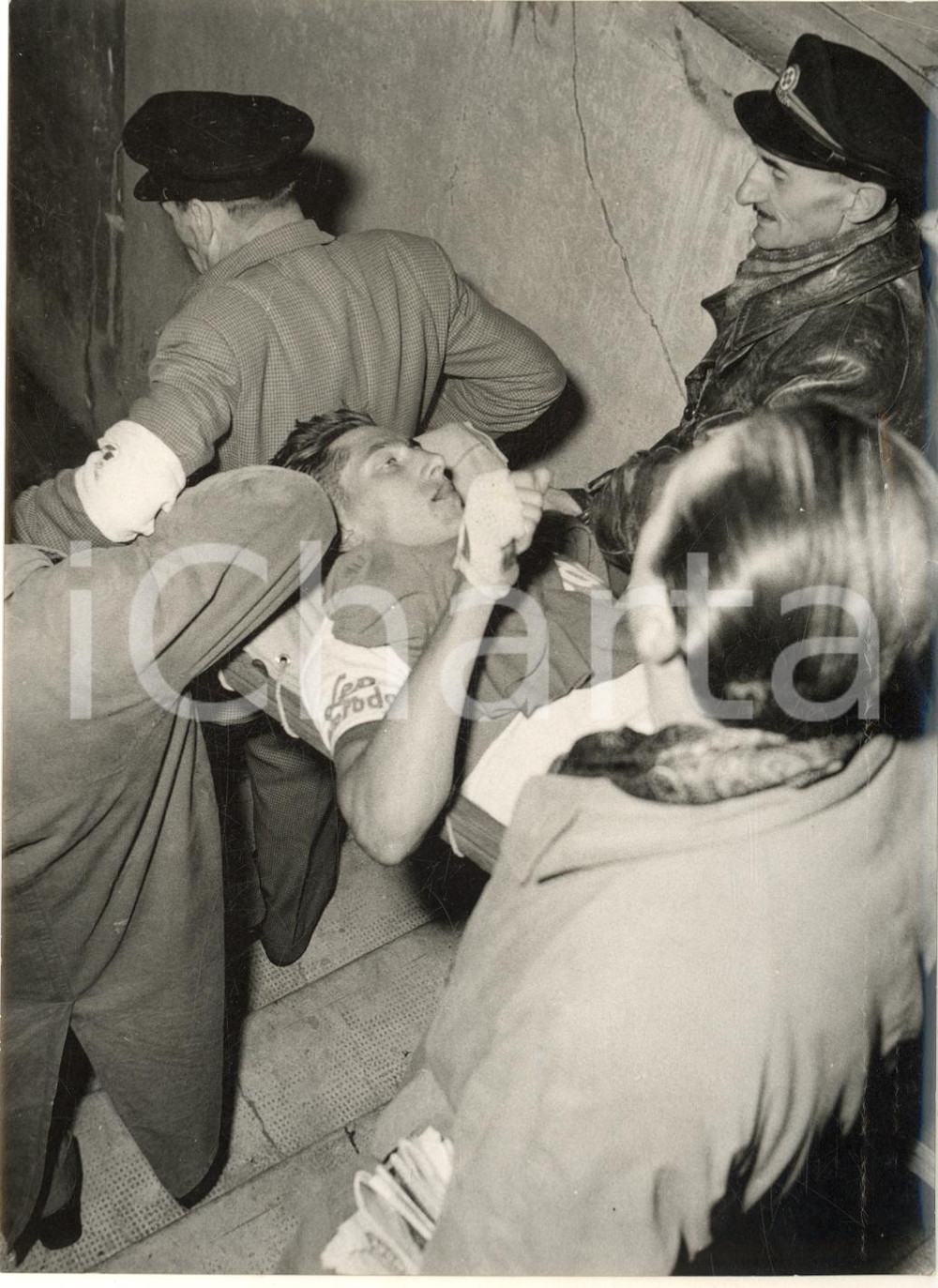 1956 CICLISMO TROFEO BARACCHI Vito FAVERO in barella a fine gara - Foto 13x18