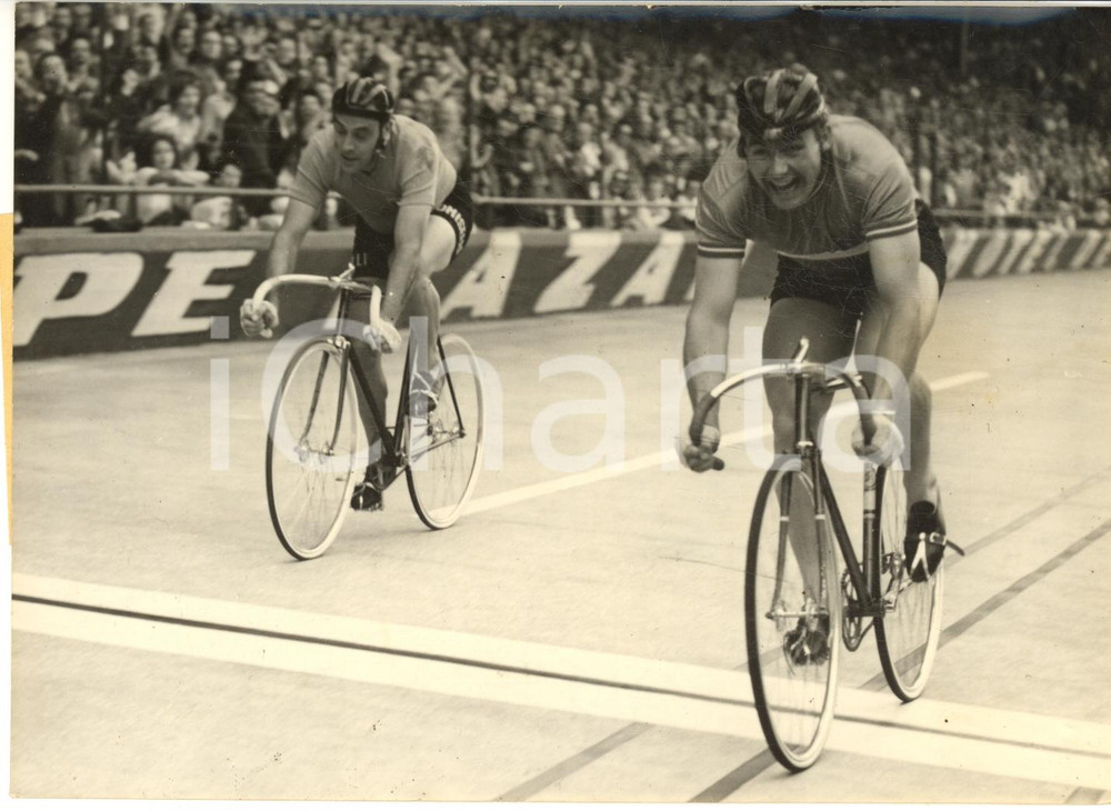 1958 PARIS CICLISMO MONDIALI Velocità -  Michel ROUSSEAU batte Enzo SACCHI *Foto