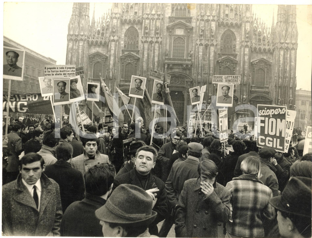 1969 MILANO Piazza DUOMO -  Cartelli pro Mao Tse Tung durante uno sciopero *Foto